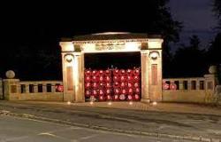 The picture shows wreaths around the war memorial